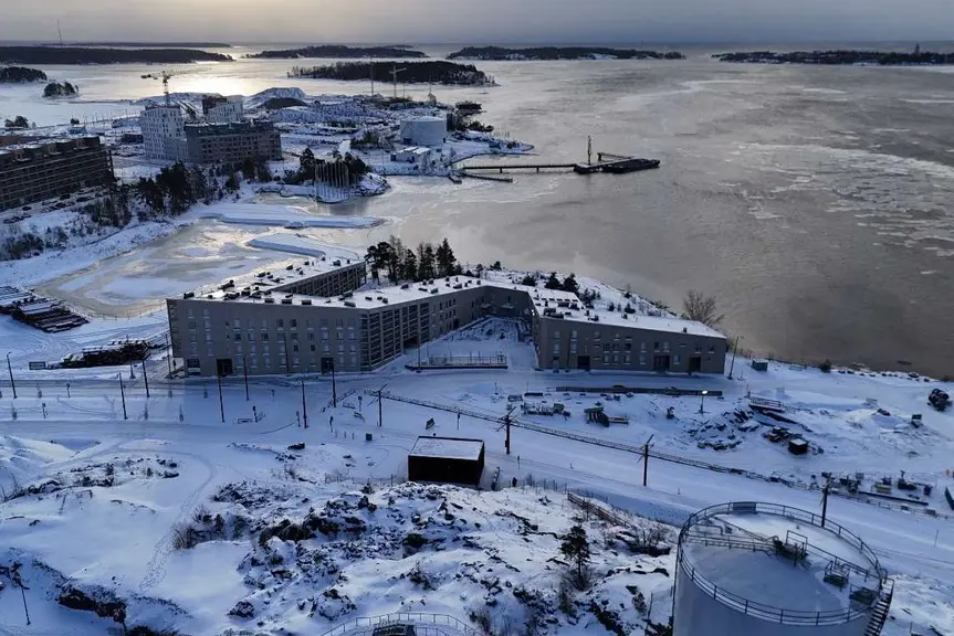 Talvinen ilmakuva Kruunuvuorenrannan alueesta.
