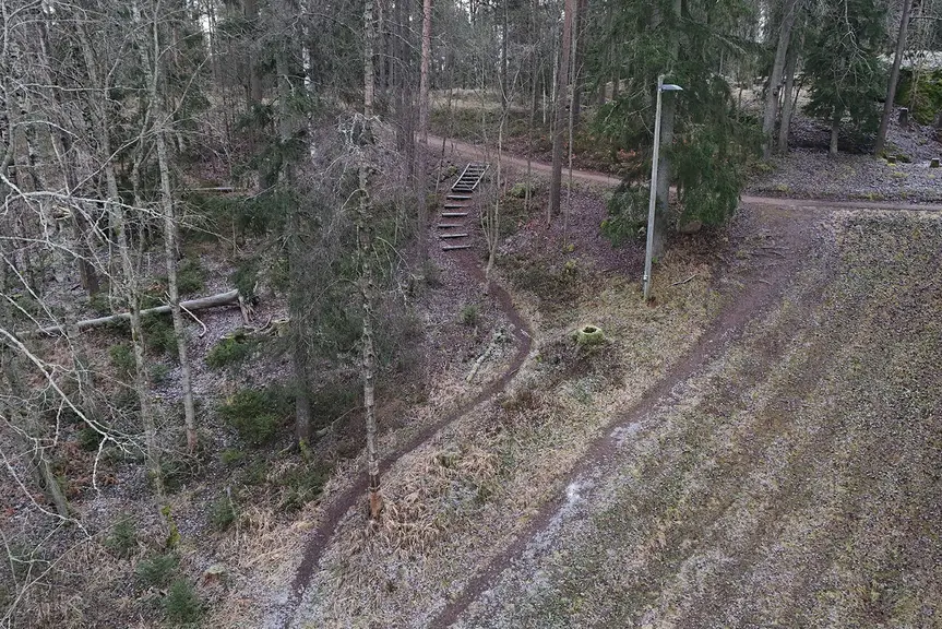Rinne, jossa näkyy muutama porrasaskelma.