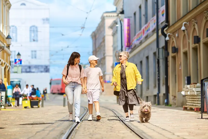 Kuvituskuva, ihmisiä Aleksanterinkadulla.