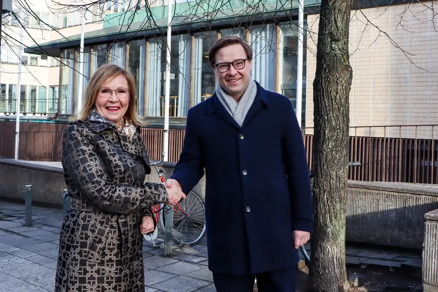 Rector Sari Lindblom and Mayor Daniel Sazonov shake hands.