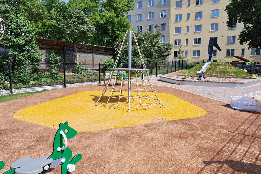 Linnankoskenpuiston leikkipaikkaa.