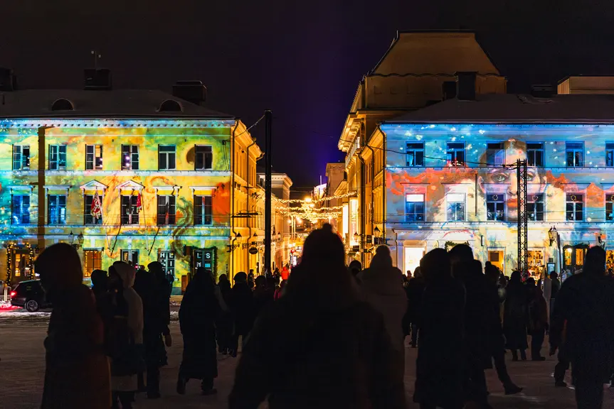 Ihmisiä Lux Helsinki -valotaidefestivaalilla