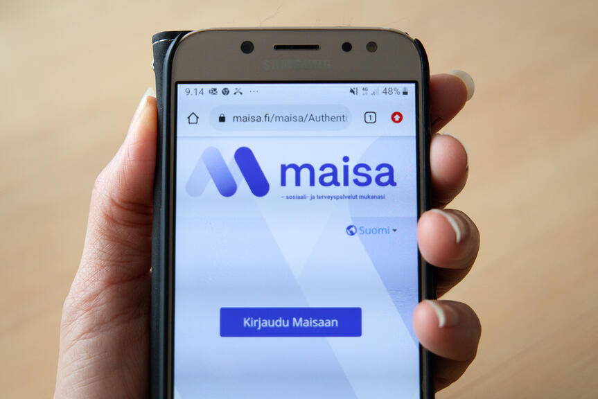 Maisa login view on the phone screen.