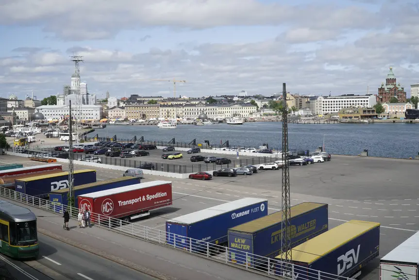 Makasiiniranta kuvattuna Ullanlinnasta päin.