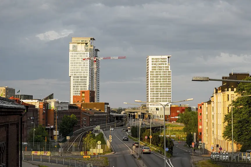 Liikennettä kohti Kalasataman tornitaloja.