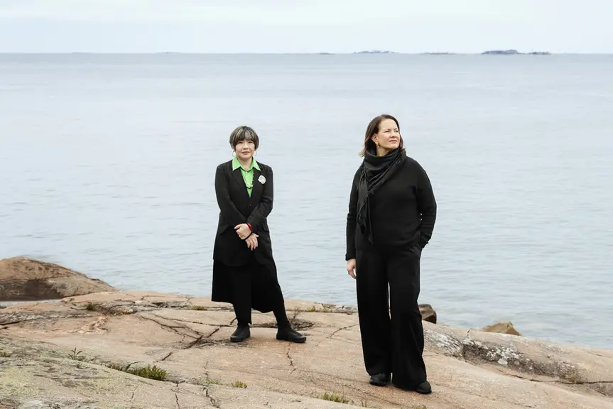 Mami Kataoka ja Arja Miller, vuoden 2027 Helsinki Biennaalin pääkuraattorit. 
