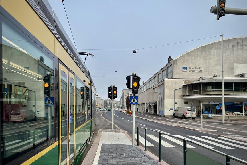 Raitiovaunu Mannerheimintiellä syyskuun alussa.  Mannerheimintien peruskorjaus on lähes valmis ja kadulla tehdään enää viimeisiä viilauksia.