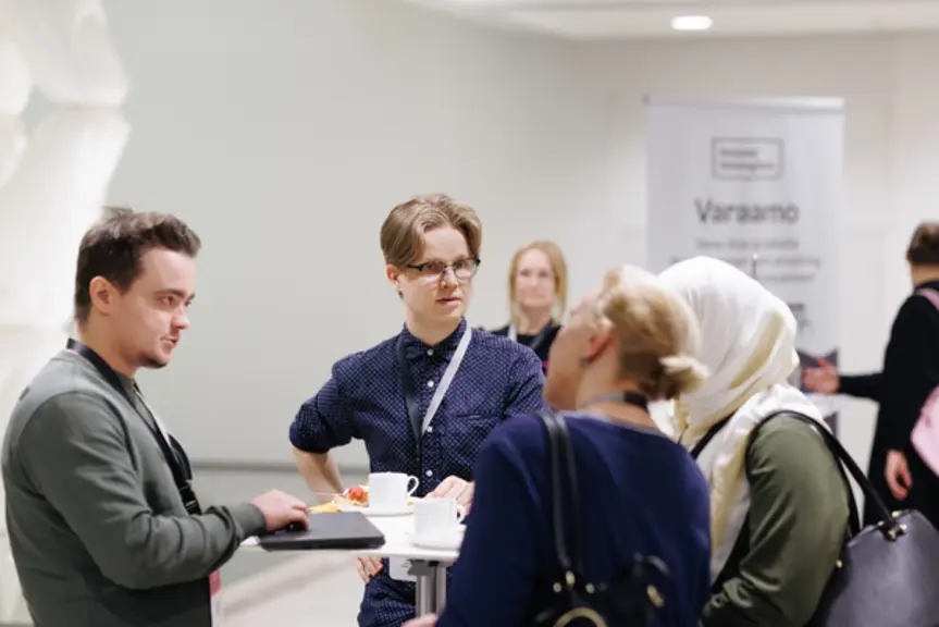 Kaupungin työntekijät neuvovat avustusten hakijoita.