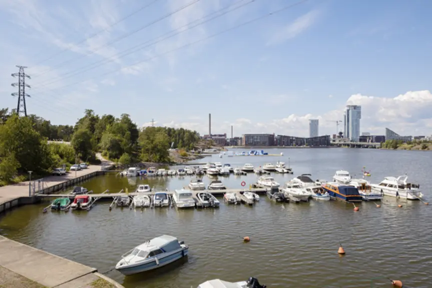 Mustikkamaan venesatama kesäaikaan ja useine veneineen.