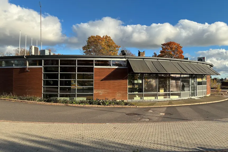 Mustikkamaan paviljonki myydään ravintolakäyttöön. Aikaisemmin rakennuksessa oli Korkeasaaren lipunmyynti.