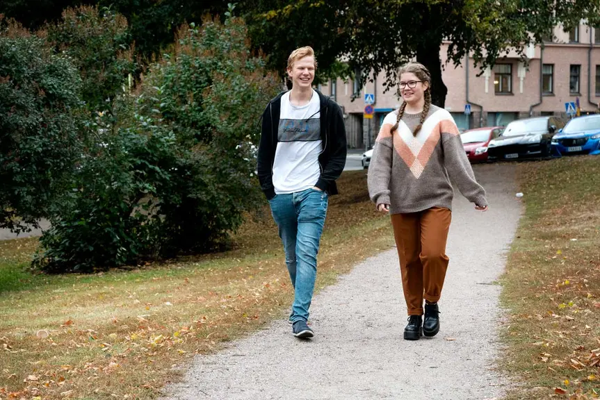 Toisen asteen opiskelijat Erkki ja Miina kävelemässä Helsingissä.