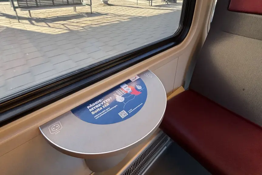 Kampanjatarra liimattuna lähijunan pöydälle.