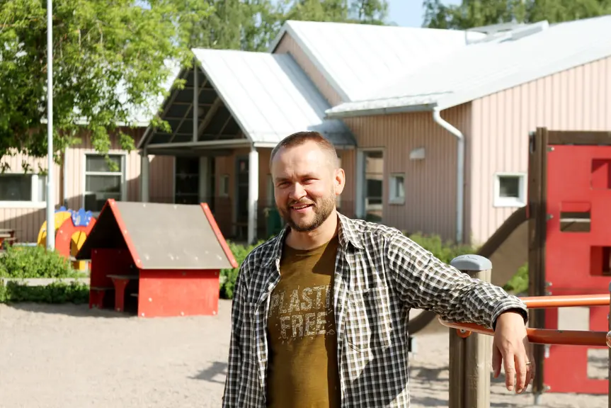 Oppisopimusopiskelija Petri päiväkodin pihassa.