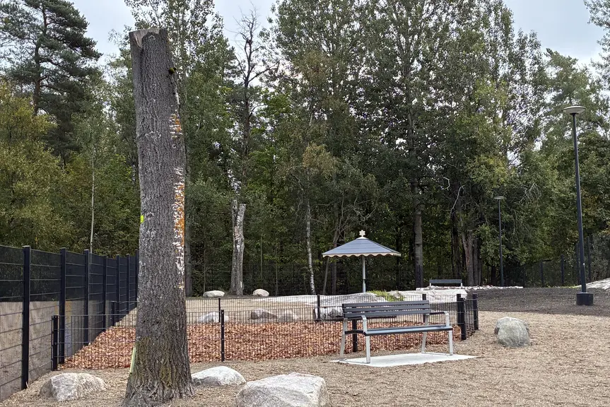 The enclosures are equipped with shelters to provide protection from the rain and the sun.
