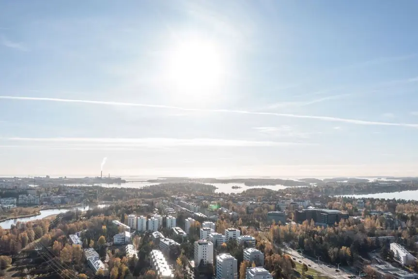 Ilmakuva Helsingistä aurinkoisena päivänä.