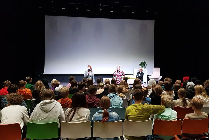 Seiskaluokkalaisia yleisönä Maunula-talossa