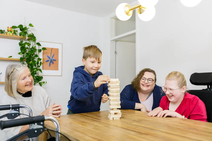 Pelihetki pöydän ääressä 