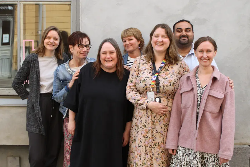 Helsingin kaupungin stadiluotsit yhteiskuvassa. Vasemmalta oikealle Lotta Jäättelä, Kirsti Kallansalo, Elina Pentikäinen, Marjaana Jaranne, Gritten Naams, Gurmann Saini ja Laura Päiväpuro. Kuva: Jarkko Laaksonen