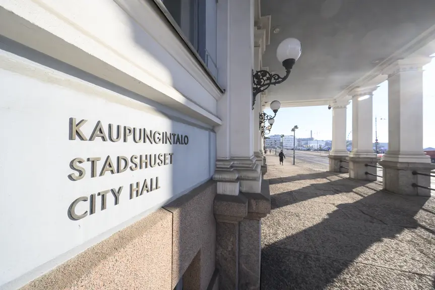 Kaupungintalon pääsisäänkäynti