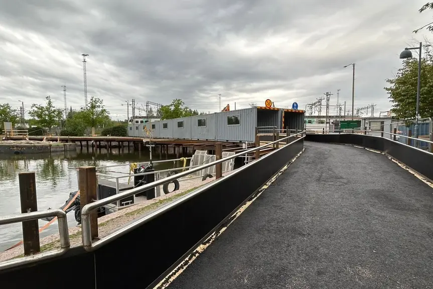 Töölönlahden tulvasuojelun työmaa ja sen konttisilta kuvattuna Eläintarhan lahdelta päin.
