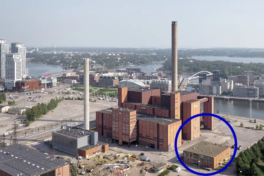 Sosiaalirakennus (kuvassa oikealla) on osa Hanasaaren voimalaitosrakennusten kokonaisuutta.