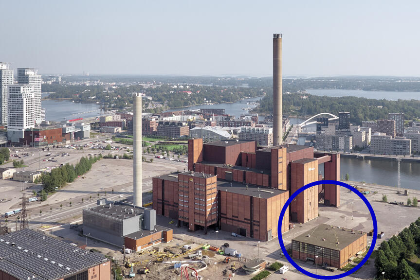 Sosiaalirakennus (kuvassa oikealla) on osa Hanasaaren voimalaitosrakennusten kokonaisuutta.
