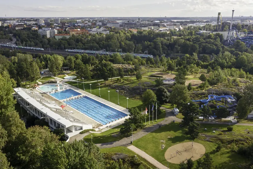 Uimastadion ja sen ympäristöä kuvattuna korkealta ilmasta käsin.