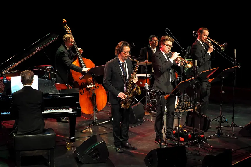 Umo Jazz Orchestran pienyhtye esiintymässä. 