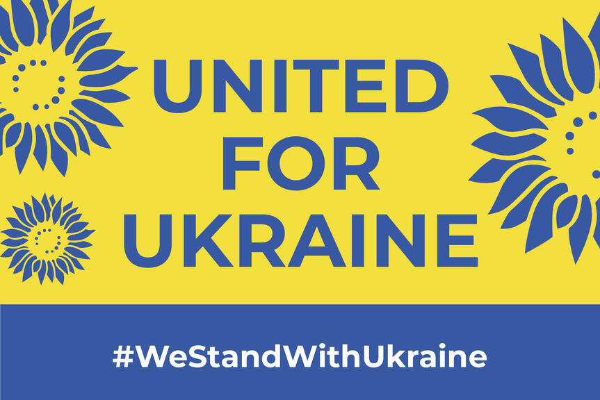 Sinisiä auringonkukkia keltaisella pohjalla. Keskellä teksti: United for Ukraine ja #WeStandWithUkraine
