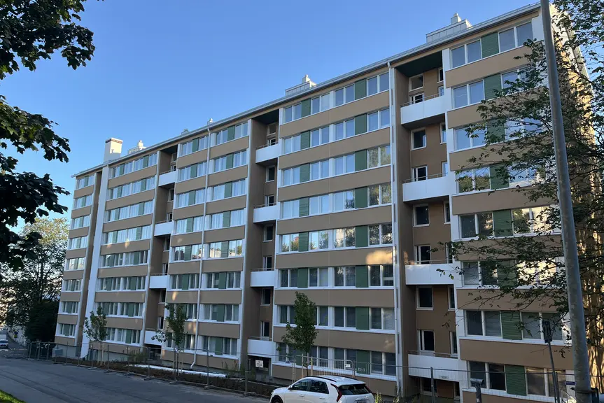 An apartment building with eight floors.