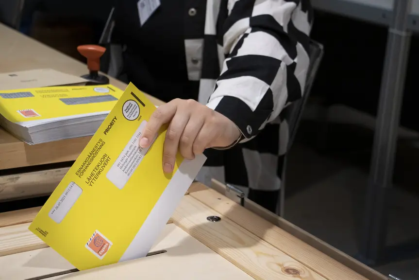 Valija pistab hääletussedeli valimiskasti.