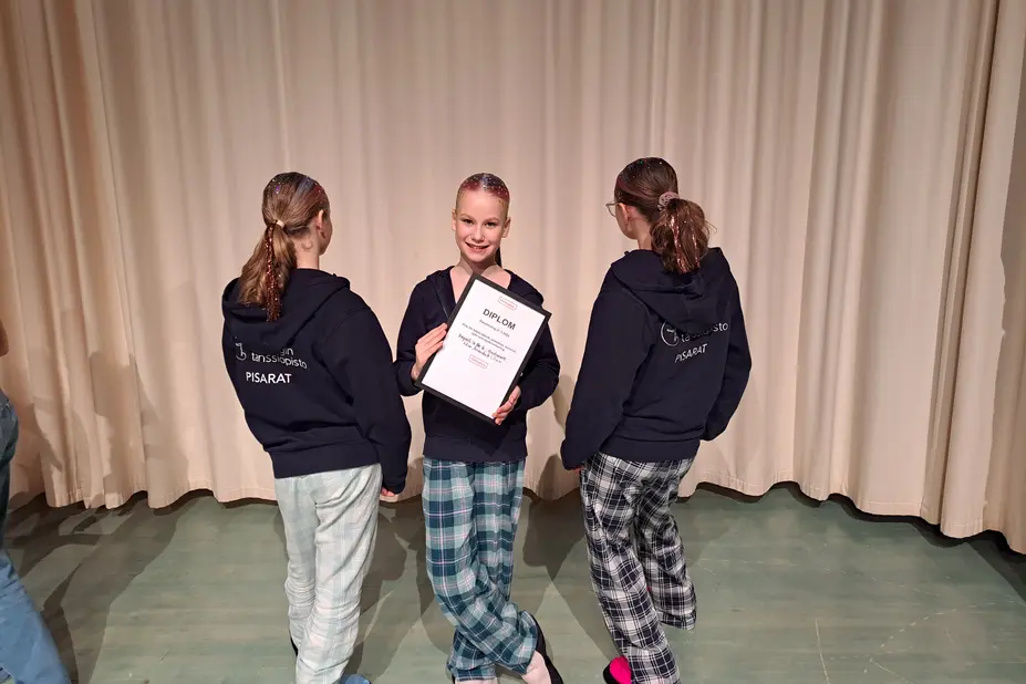 Tre lågstadieflickor visar upp sitt pris från danstävlingarna i Nordsjö.