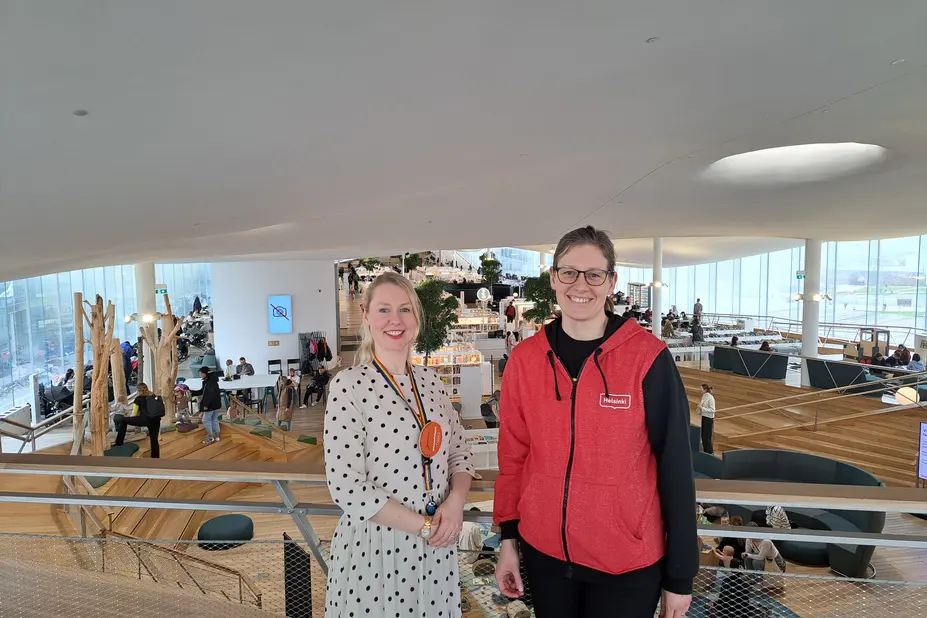 Jessica Kullström och Anna Malmström-Forell i centrumbiblioteket Ode.