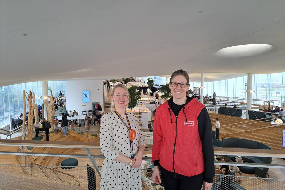 Jessica Kullström och Anna Malmström-Forell i centrumbiblioteket Ode.