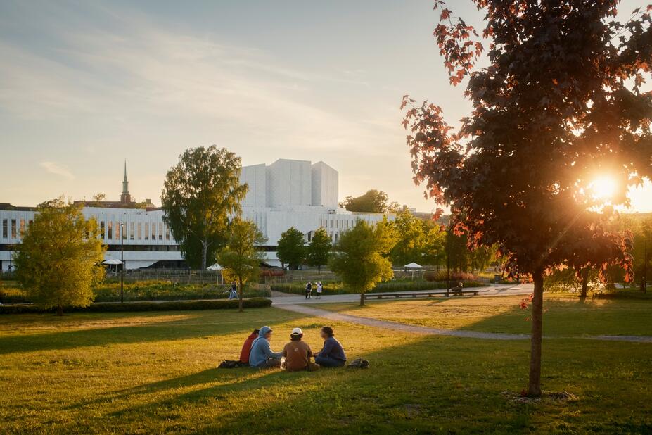 Finlandia-talo ilta-auringossa.