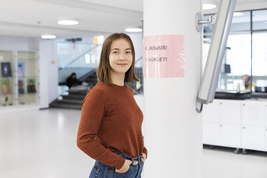 Anna Takkunen oppilaitoksen aulassa