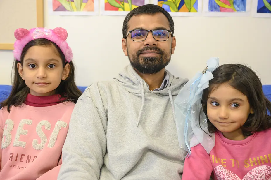 Raza Hassan Agha osallistuu Tervetuloa perheet -toimintaan aktiivisesti tyttäriensä Anabian ja Abeeran kanssa.