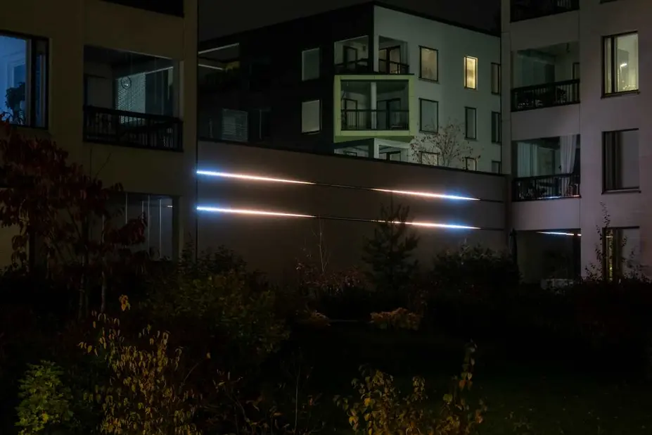 Kuvassa Bianca-valotaideteos Helsingin Kruunuvuorenrannassa.