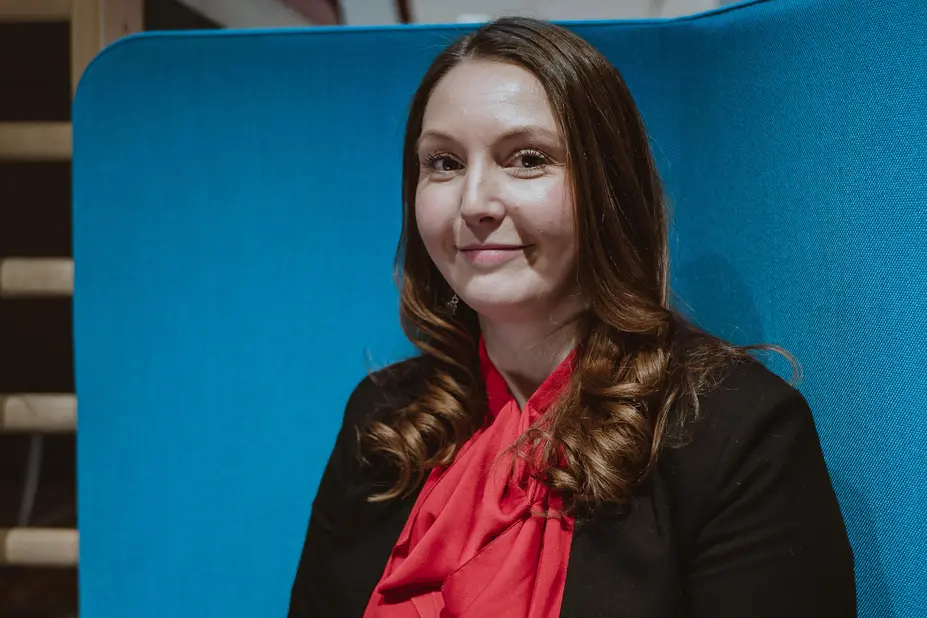 Sonja Lyly tittar i kameran