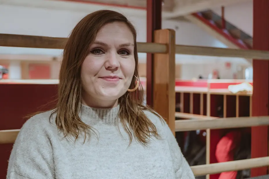 Sonja Posa ler mot kameran