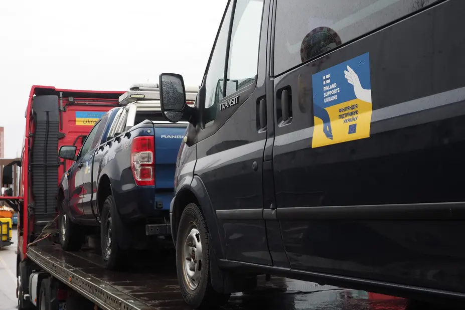 Ajoneuvoja lavetilla odottamassa kuljetusta Ukrainaan.