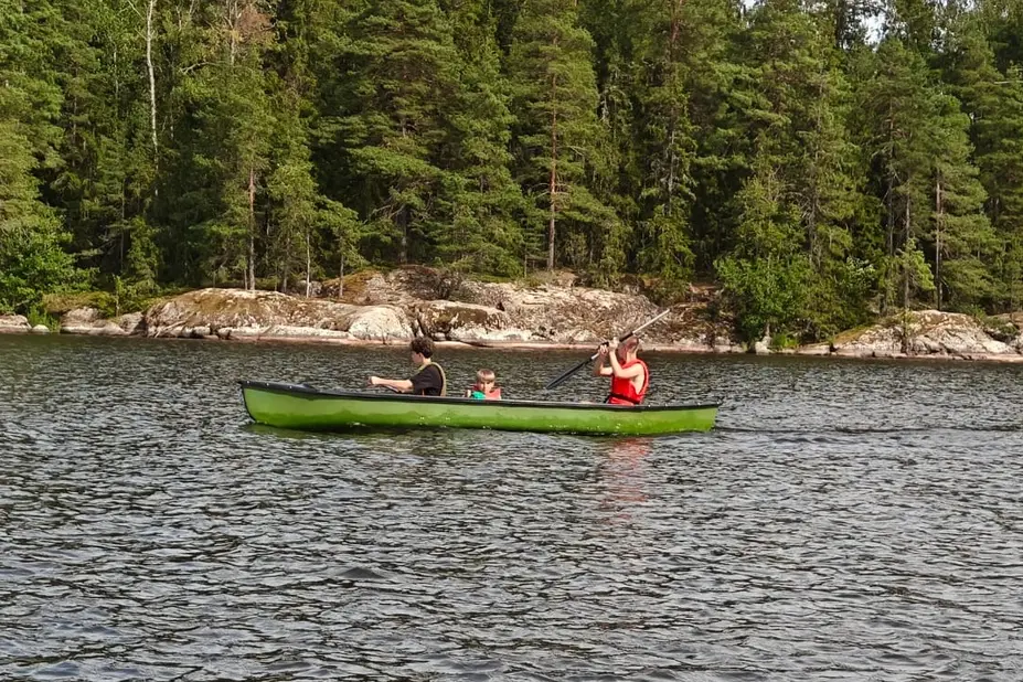 Dniprolaiset leiriläiset melovat kanoottia.