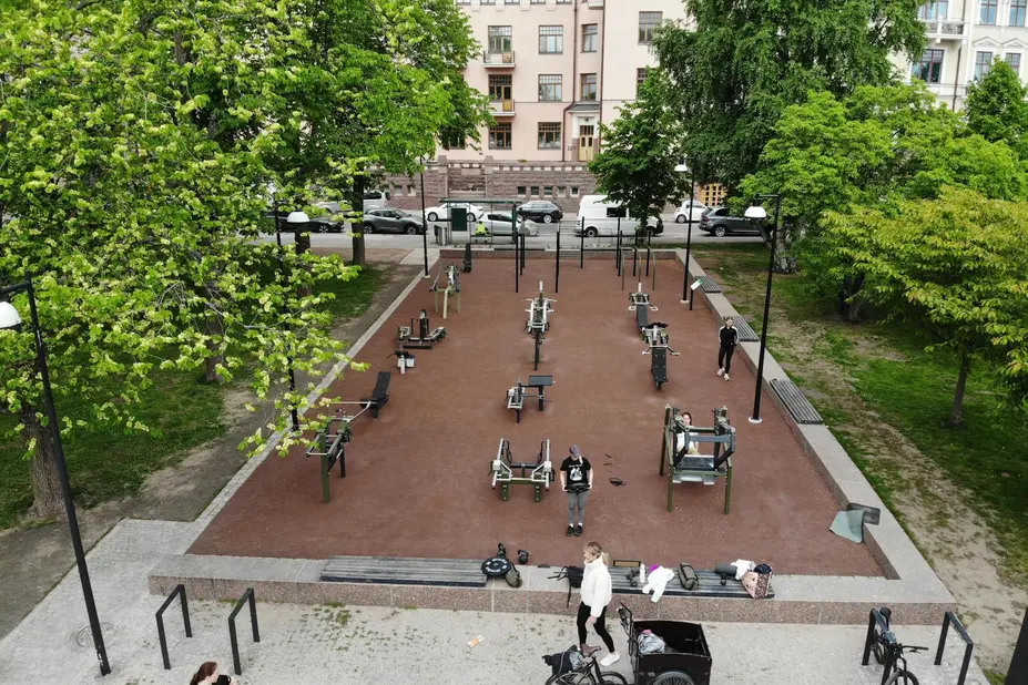 Personer tränar på Eiras utomhusgym, som har fotograferats snett uppifrån.