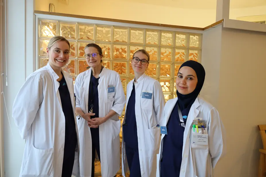 Janita, Riitta, Sofia ja Zahra yhteiskuvassa.