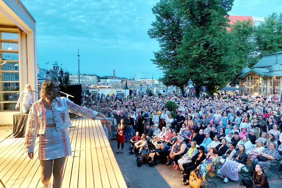 Artisti Vilma Jää esiintymässä Espan runsaslukuisen yleisön edessä.