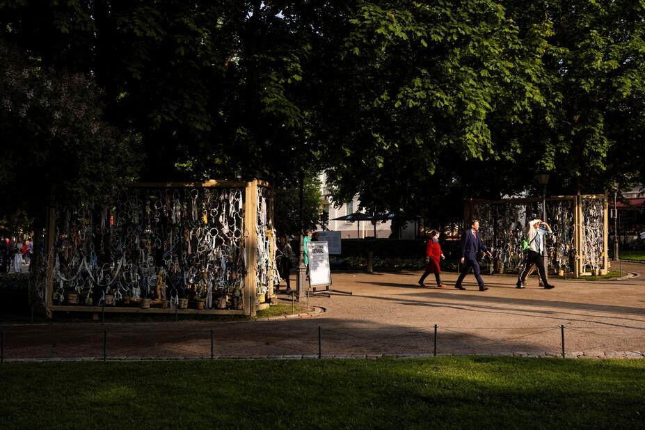 Geraldine Javier: Maa, vesi, ilma, tuli, tyhjyys, 2024. Helsinki Biennaali 8.6.–21.9.2025, Esplanadin puisto.