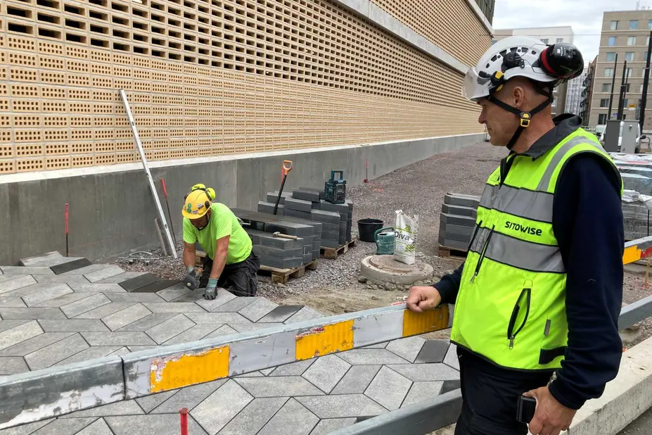 Harri Saarinen seuraa työmaan tapahtumia.