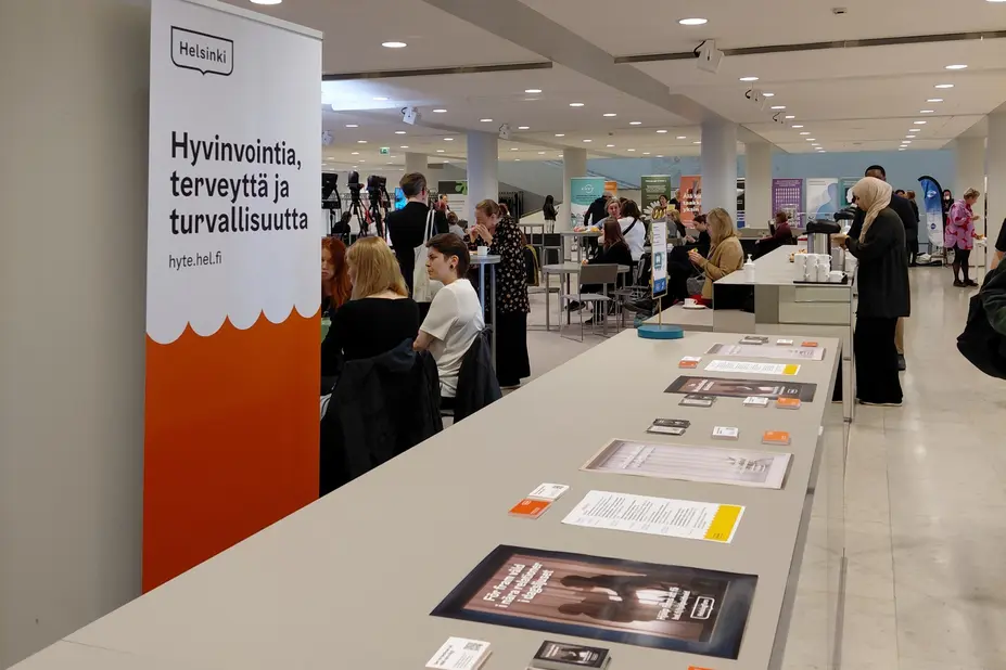 Helsingin lähisuhdeväkivaltafoorumin osallistujia kaupungintalon Tapahtumatorilla.