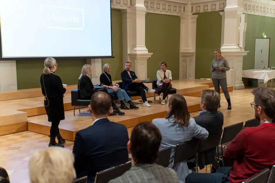 Tapahtumaseminaarin panelistit.