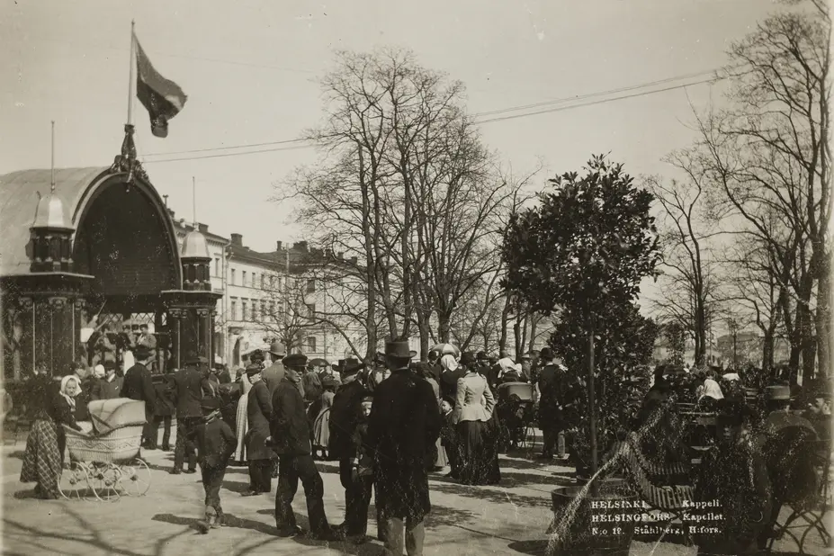 Ihmisiä Kappeliesplanadilla vuonna 1890.